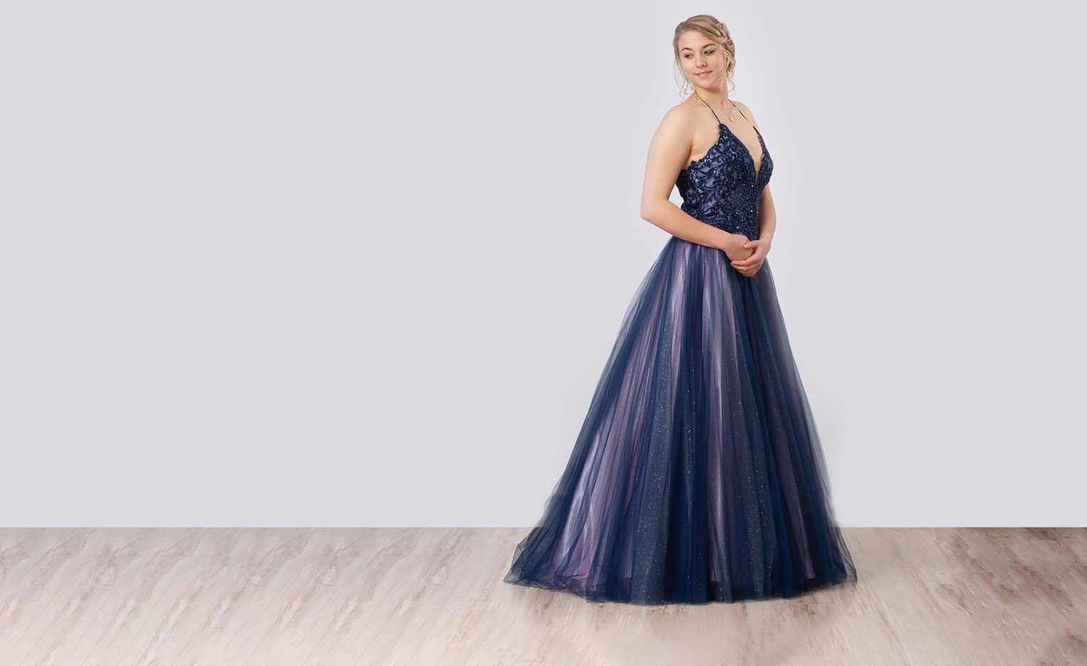 Marineblaues Abendkleid mit Tüllrock im Atelier