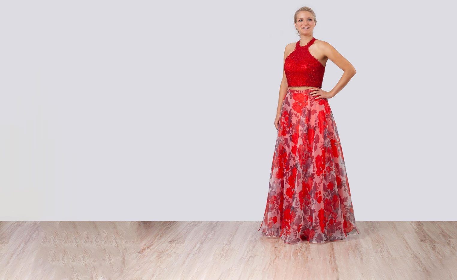 Zweiteiliges Kleid mit rotem Oberteil und geblümtem Rock