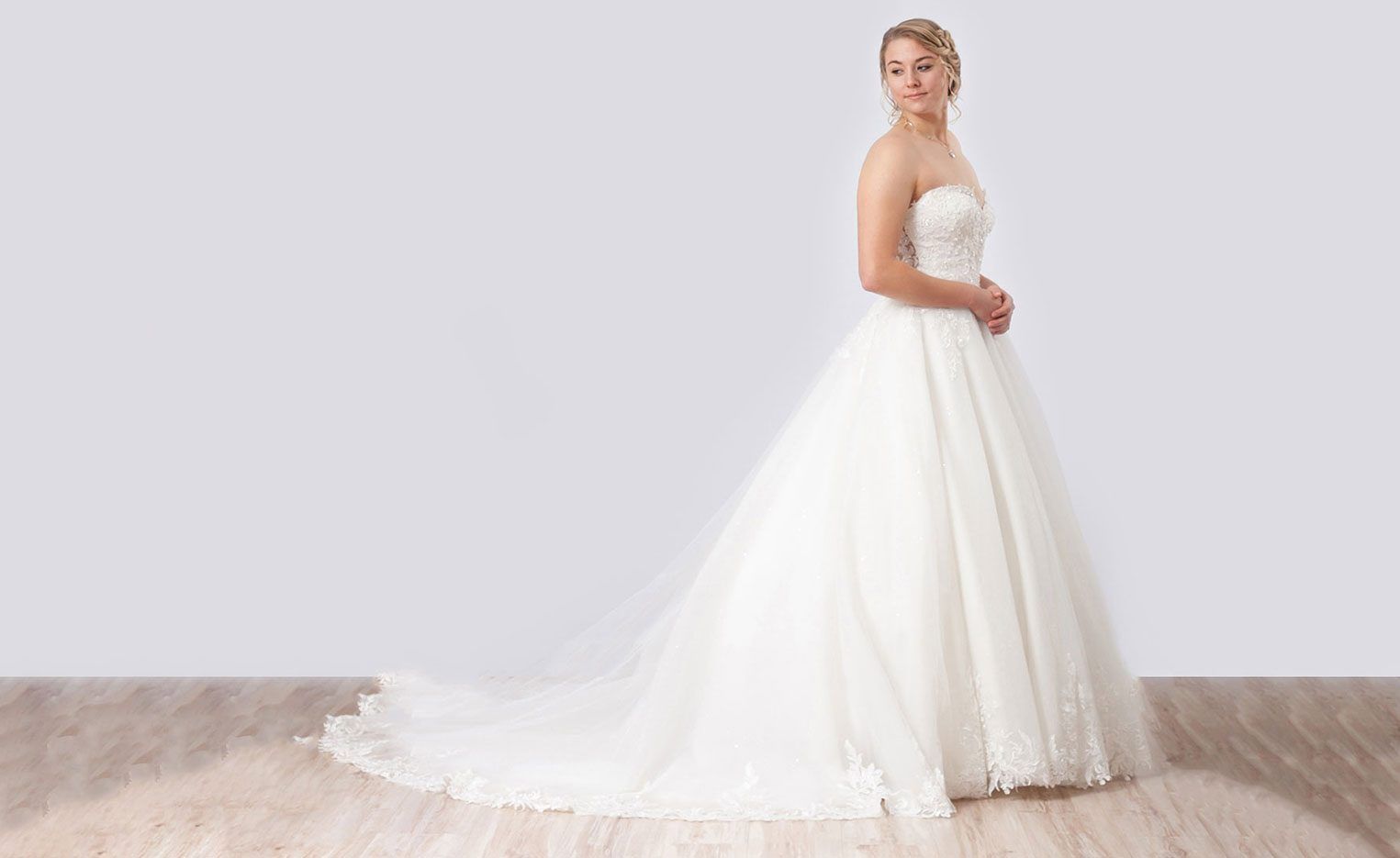 Braut im Prinzessinnenkleid mit Tüllrock und langer Schleppe