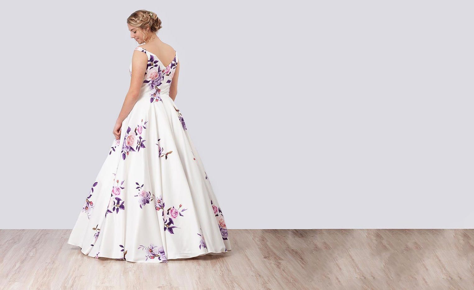 Weißes Abendkleid mit lila Blumendruck, Rückansicht