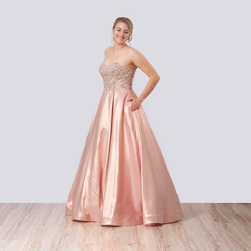 Roségoldenes Satin-Abendkleid mit perlenbesetztem Oberteil