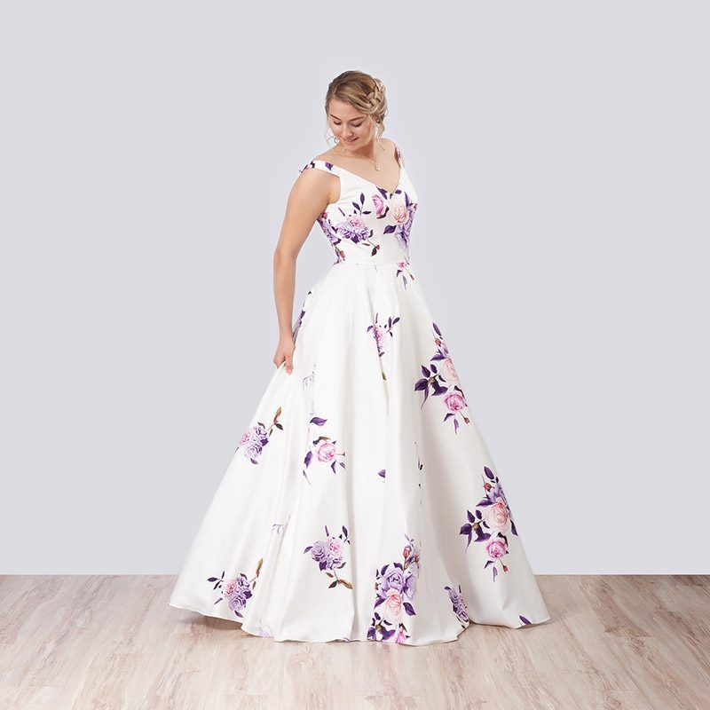 Weißes Abendkleid mit lila Blumendruck und weitem Rock