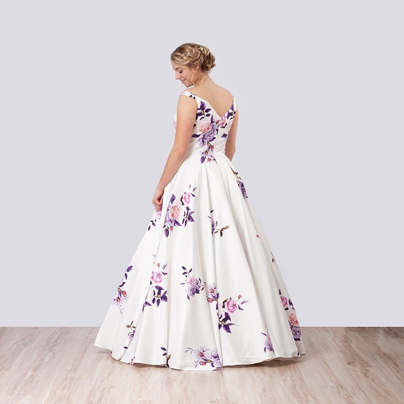 Weißes Abendkleid mit lila Blumendruck, Rückansicht