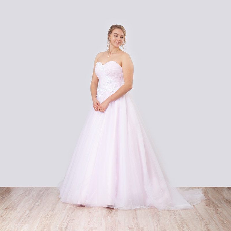Zartrosa Tüllkleid mit Herzausschnitt und Raffung
