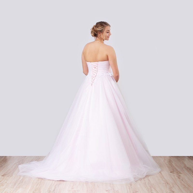 Zartrosa Tüllkleid mit Schnürung und Schleppe, Rückansicht