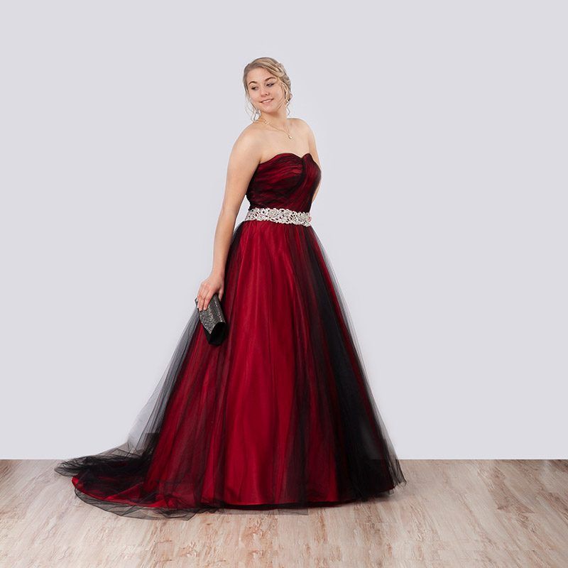 Rotes Ballkleid mit schwarzem Tüll, Strassgürtel und Schleppe