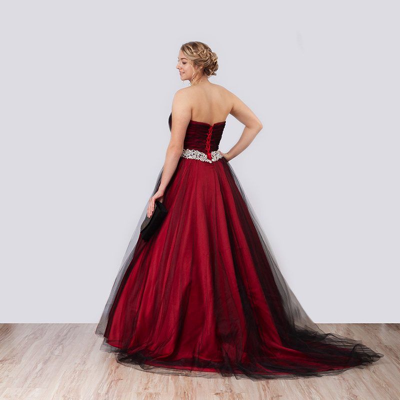 Rotes Ballkleid mit schwarzem Tüll, Rückansicht mit Schleppe