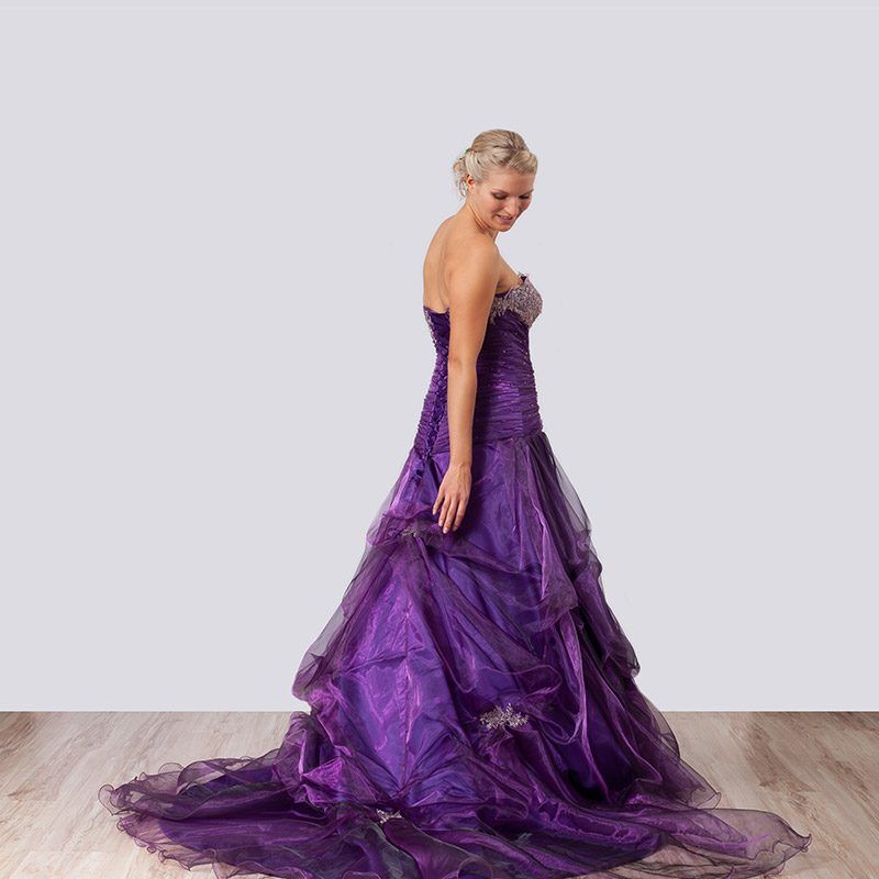 Lila Abendkleid mit Schleppe, Seitenansicht