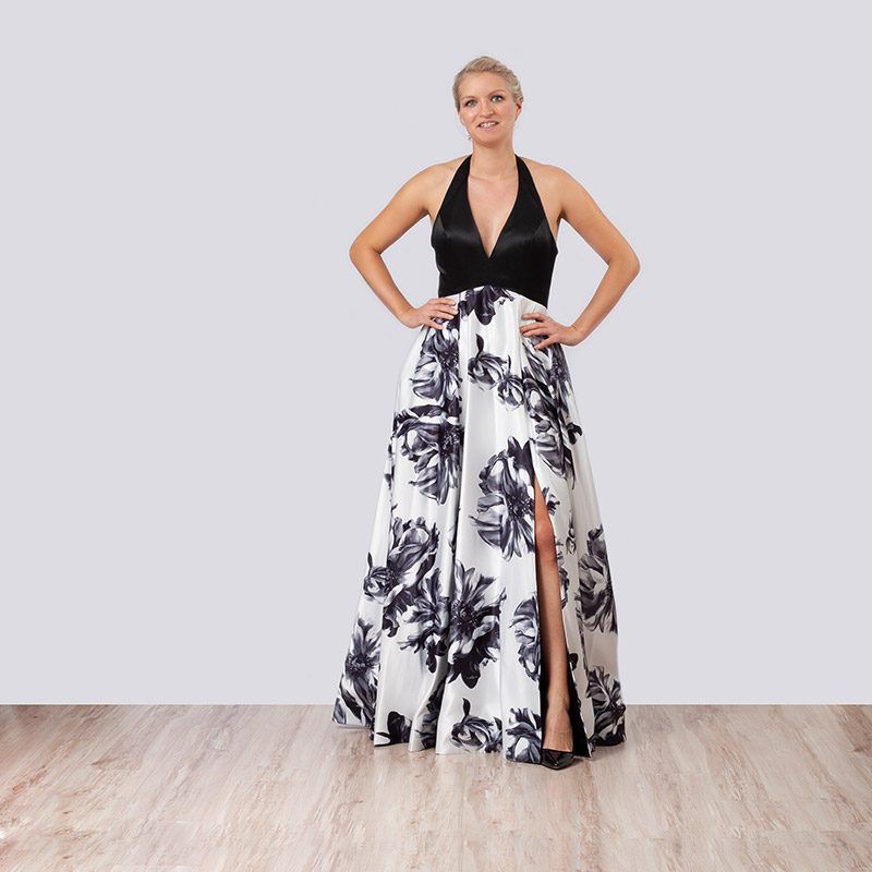 Abendkleid mit schwarzem Neckholder-Oberteil und Rock mit Blumendruck und Beinschlitz