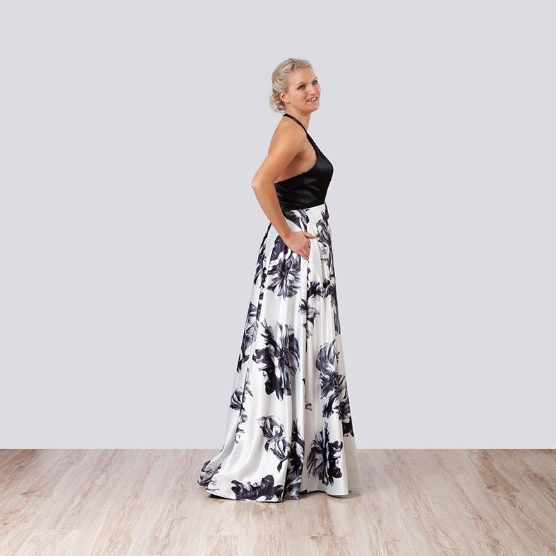 Abendkleid mit schwarzem Oberteil und Blumenrock, Seitenansicht