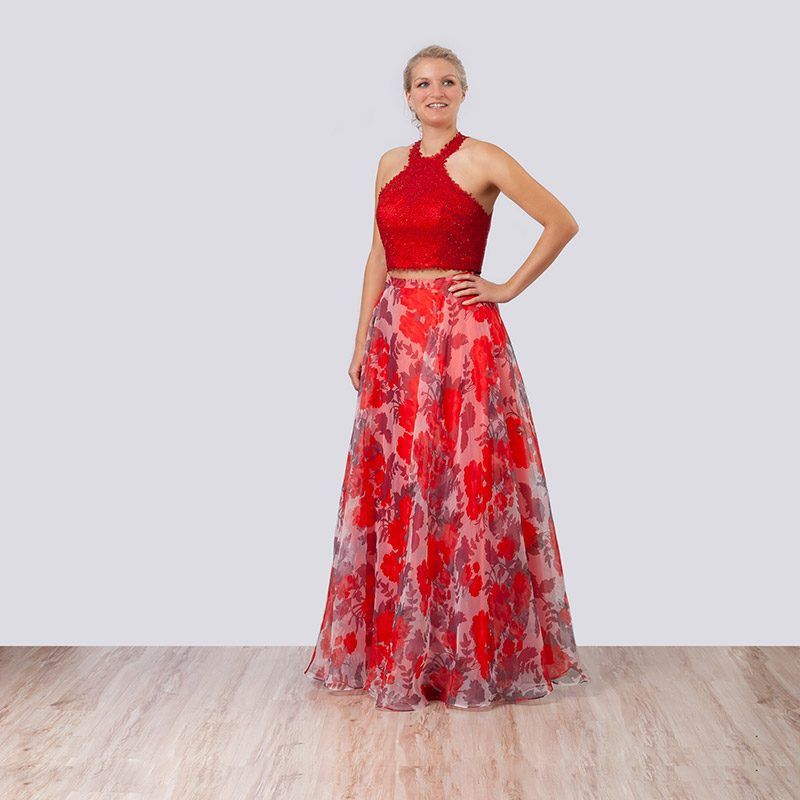 Zweiteiliges Kleid mit rotem Oberteil und Rock mit Blumenmuster