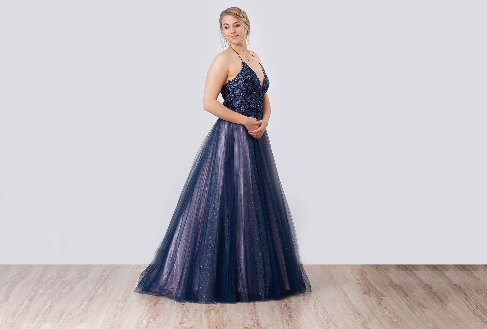 Dame im marineblauen Abendkleid mit Pailletten-Oberteil und Tüllrock