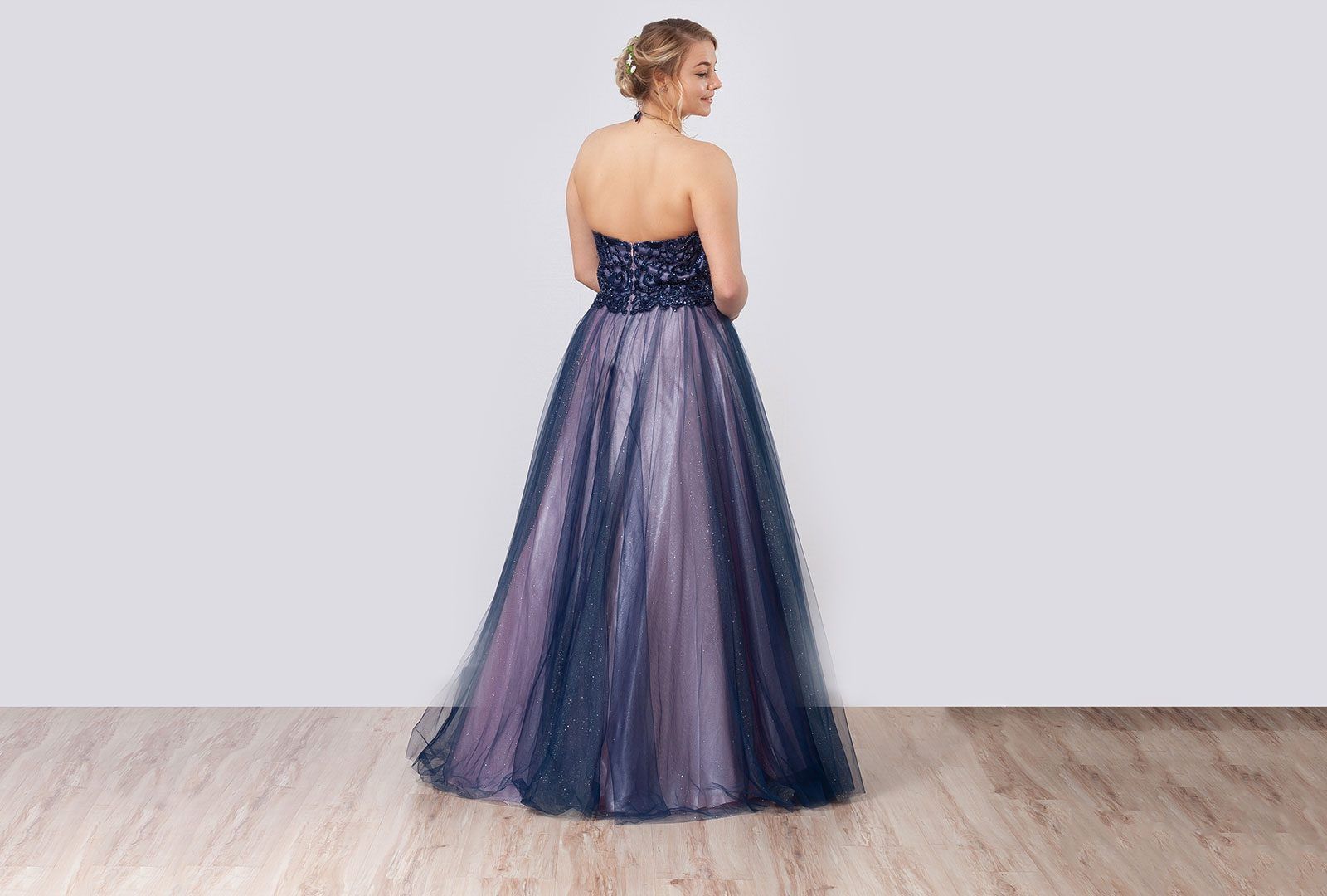 Marineblaues Ballkleid mit Tüllrock, Rückansicht