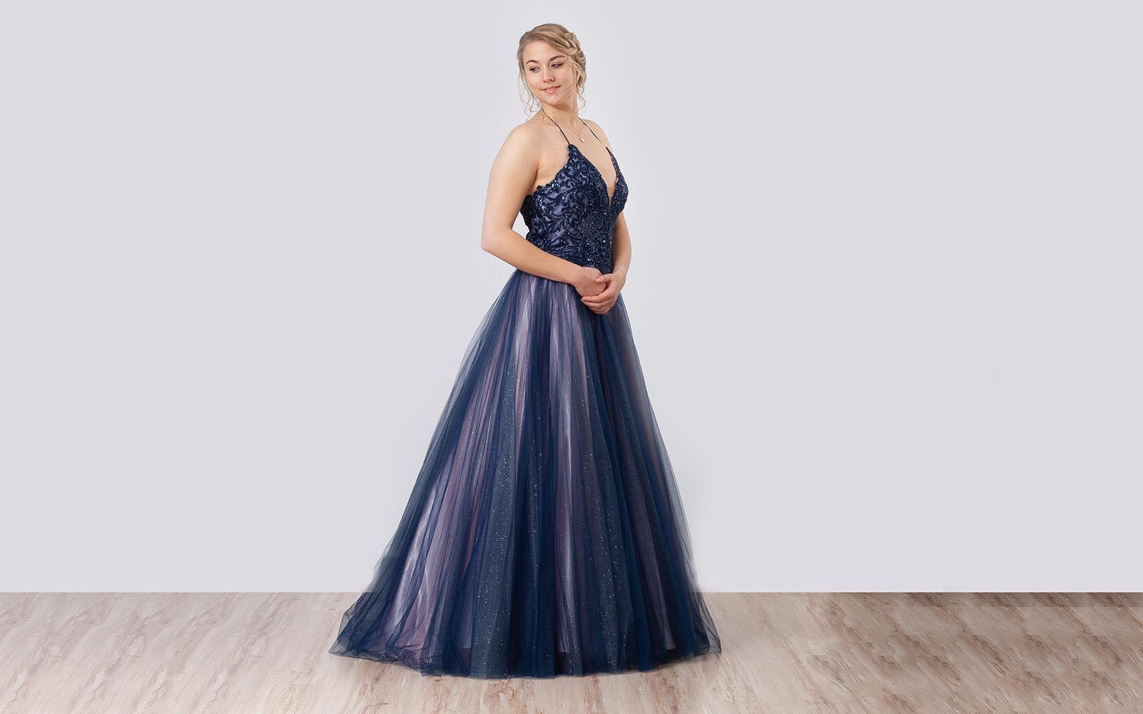 Marineblaues Ballkleid mit Tüllrock, Blick zur Seite