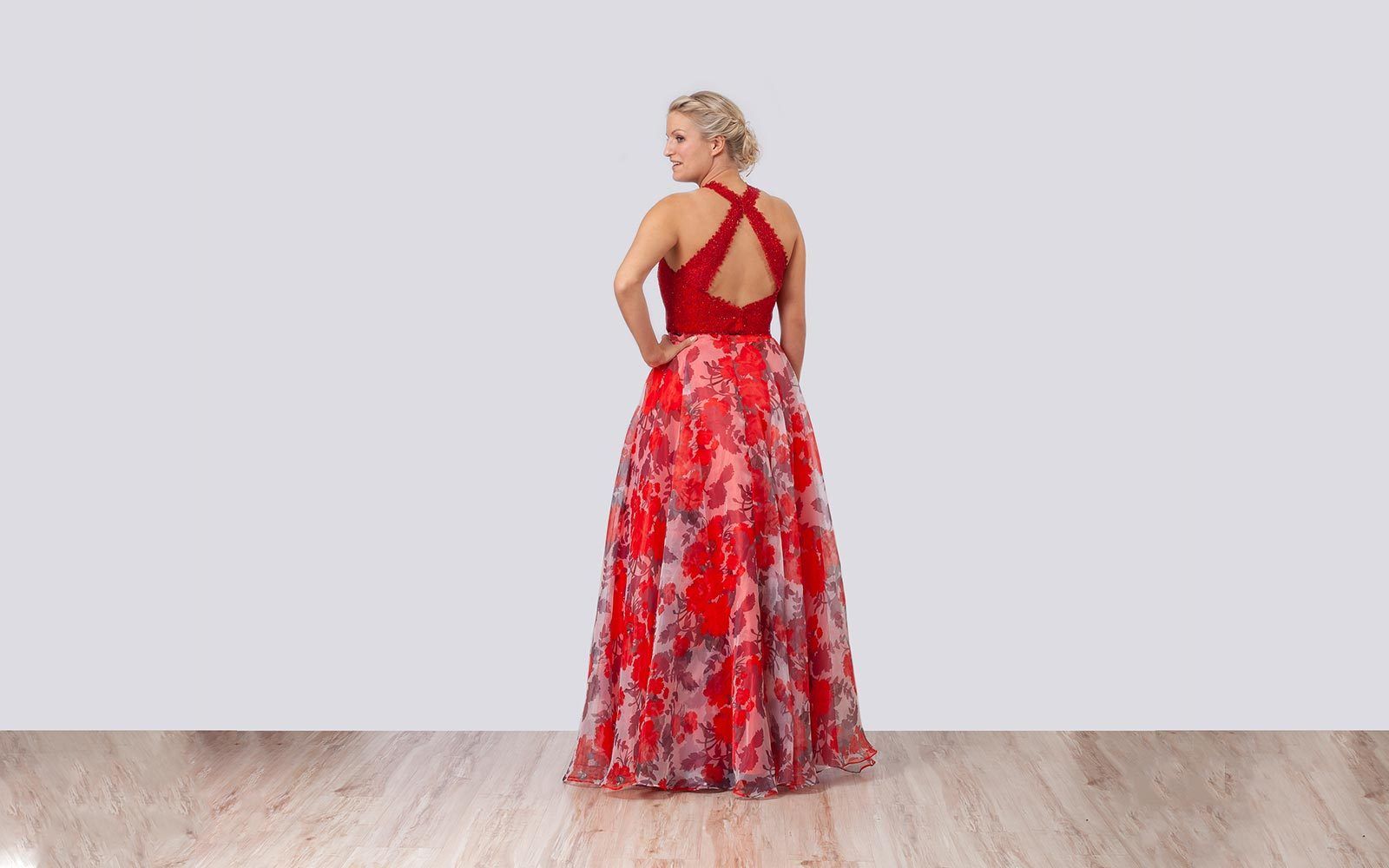 Zweiteiliges Abiballkleid mit rotem Kreuzträger-Oberteil, Rückansicht