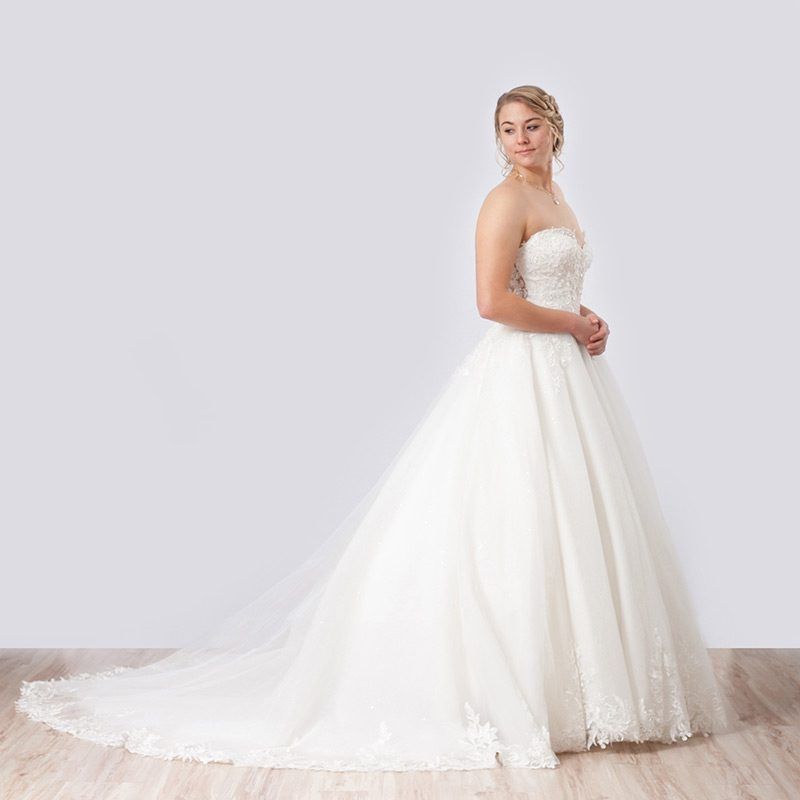 Prinzessinnen-Brautkleid mit Tüllrock und Korsage, Seitenansicht