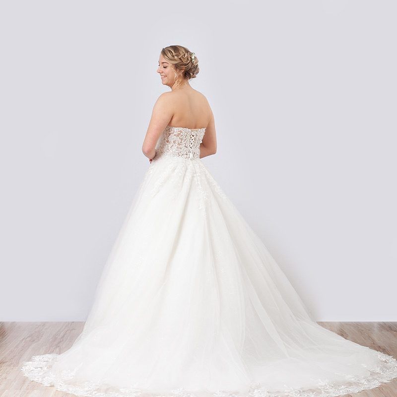 Prinzessinnen-Brautkleid mit langer Tüllschleppe, Rückansicht mit Korsage