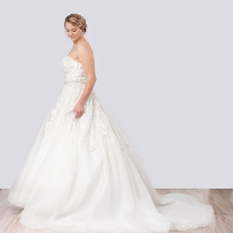 Brautkleid mit Spitzenapplikationen und Schleppe, Seitenansicht