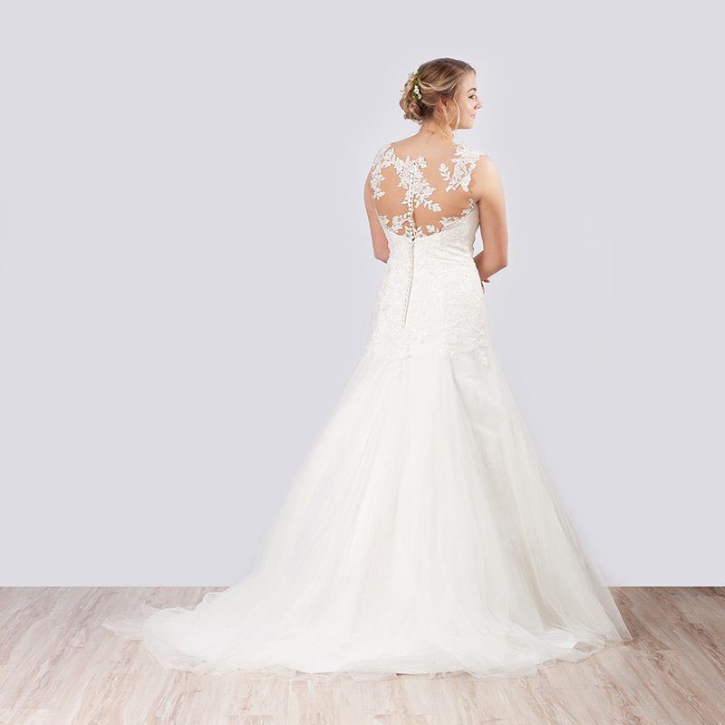 Brautkleid in A-Linie, Rückansicht mit transparentem Spitzenrücken