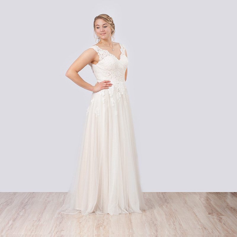 Boho-Brautkleid mit V-Ausschnitt und fließendem Tüllrock in Champagner