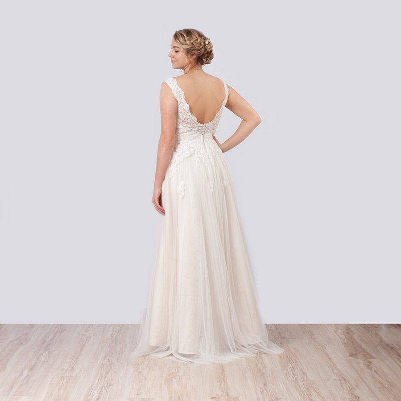Boho-Brautkleid, Rückansicht mit tiefem Rückenausschnitt und Spitze