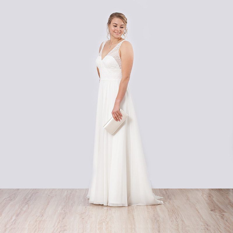 Schlichtes Brautkleid mit V-Ausschnitt, Schleier und Clutch