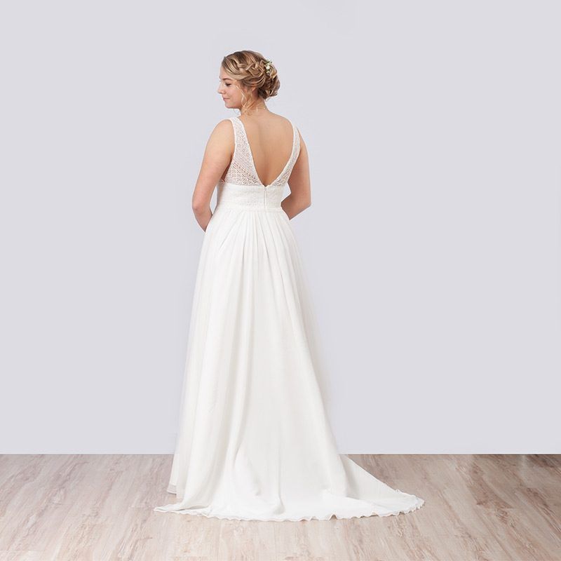 Schlichtes Brautkleid mit tiefem V-Rücken und kleiner Schleppe