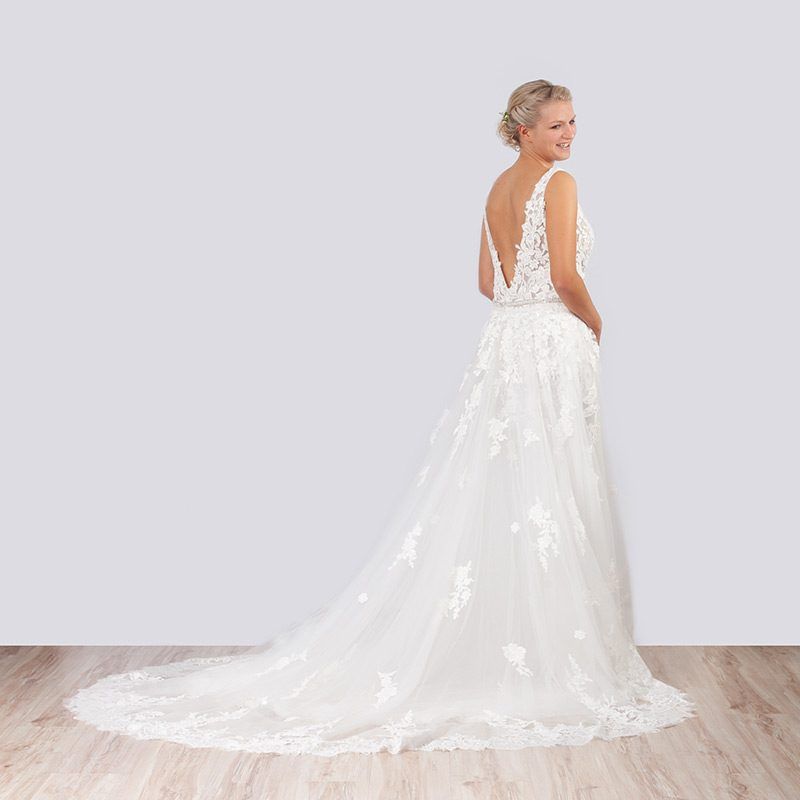 Figurbetontes Spitzen-Brautkleid, Rückansicht mit langer Schleppe
