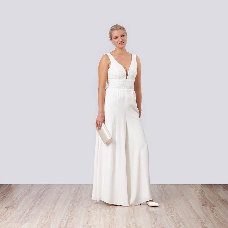 Brautkleid als Jumpsuit mit weitem Hosenbein und V-Ausschnitt