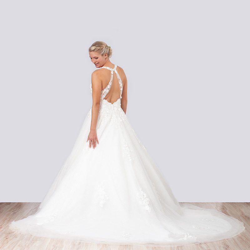 Brautkleid in A-Linie, Rückansicht mit Trägern und weitem Tüllrock