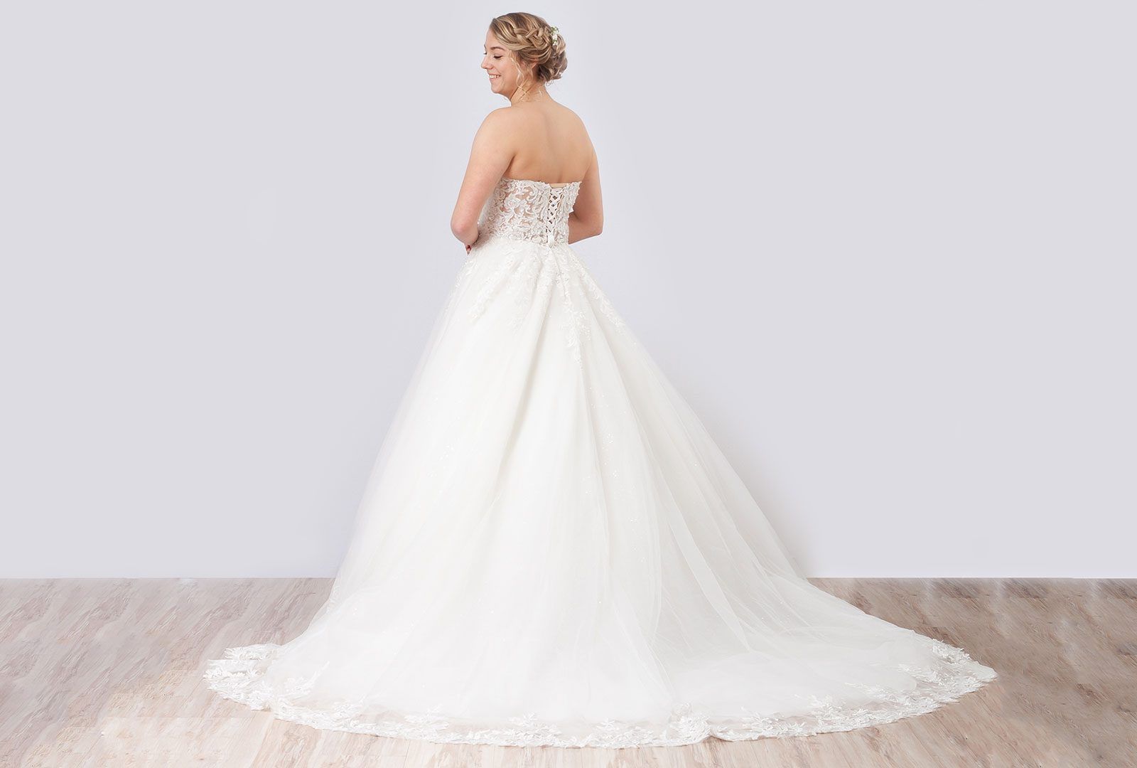 Braut in einem Prinzessinnen-Brautkleid mit Spitzenkorsage und weitem Tüllrock