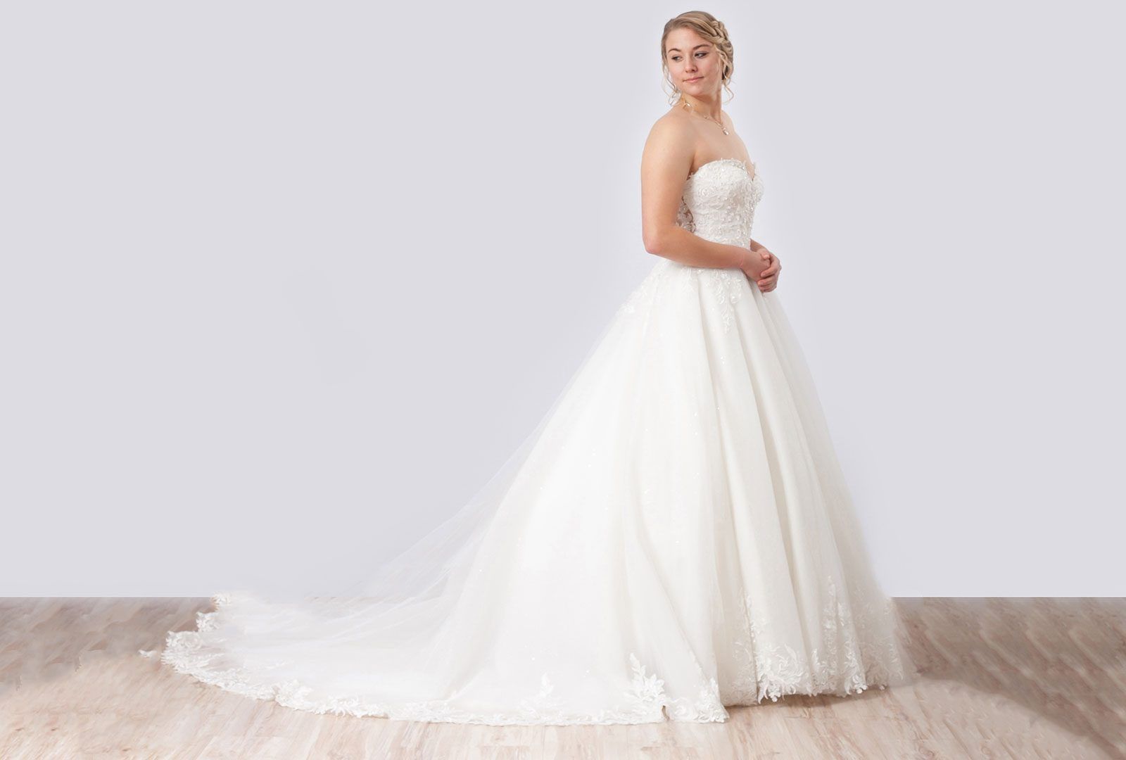 Prinzessinnen-Brautkleid mit Tüllschleppe und Spitzensaum, Seitenansicht