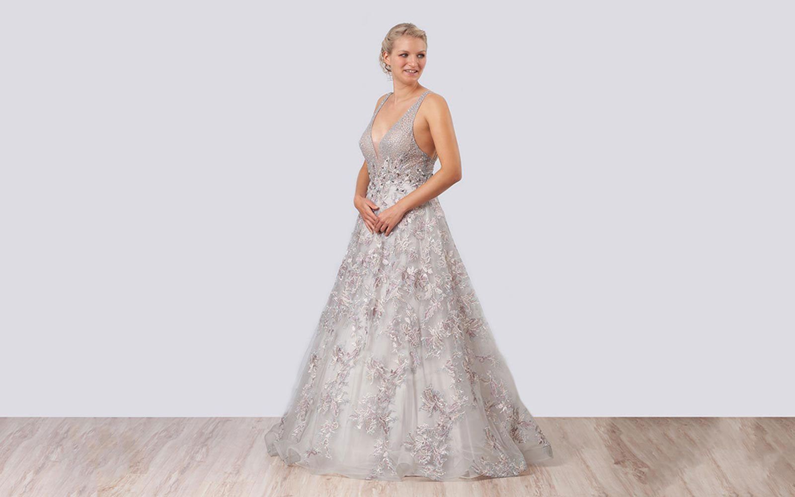 Dame in einem silbergrauen Kleid mit Spitze und V-Ausschnitt