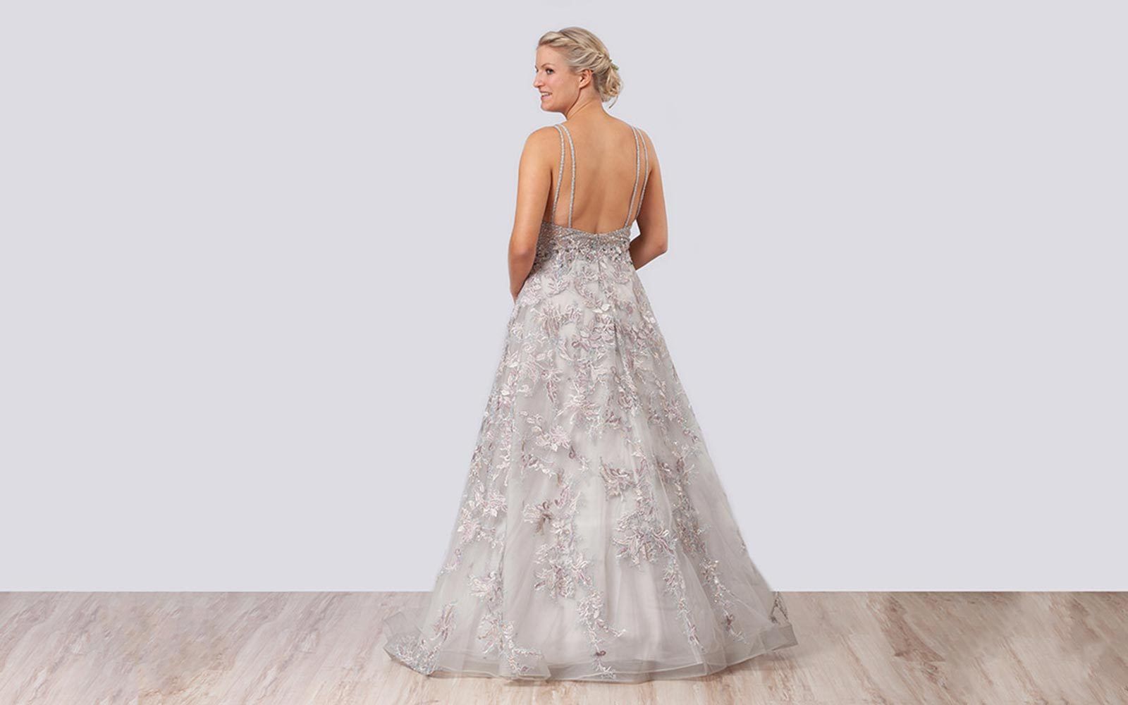 Silbergraues Kleid mit tiefem Rücken, Rückansicht