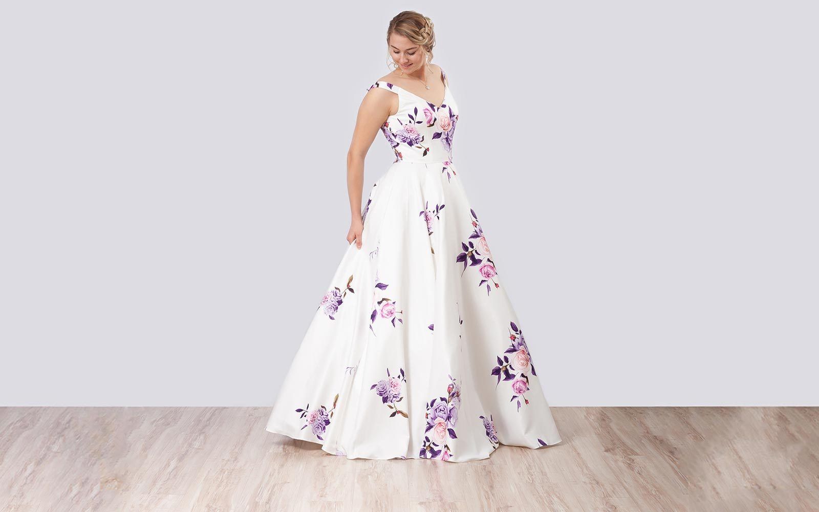 Dame im weißen Kleid mit lila Blumendruck und weitem Rock