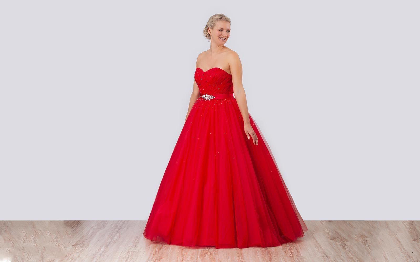 Dame im roten Tüllkleid mit Herzausschnitt und Strassgürtel