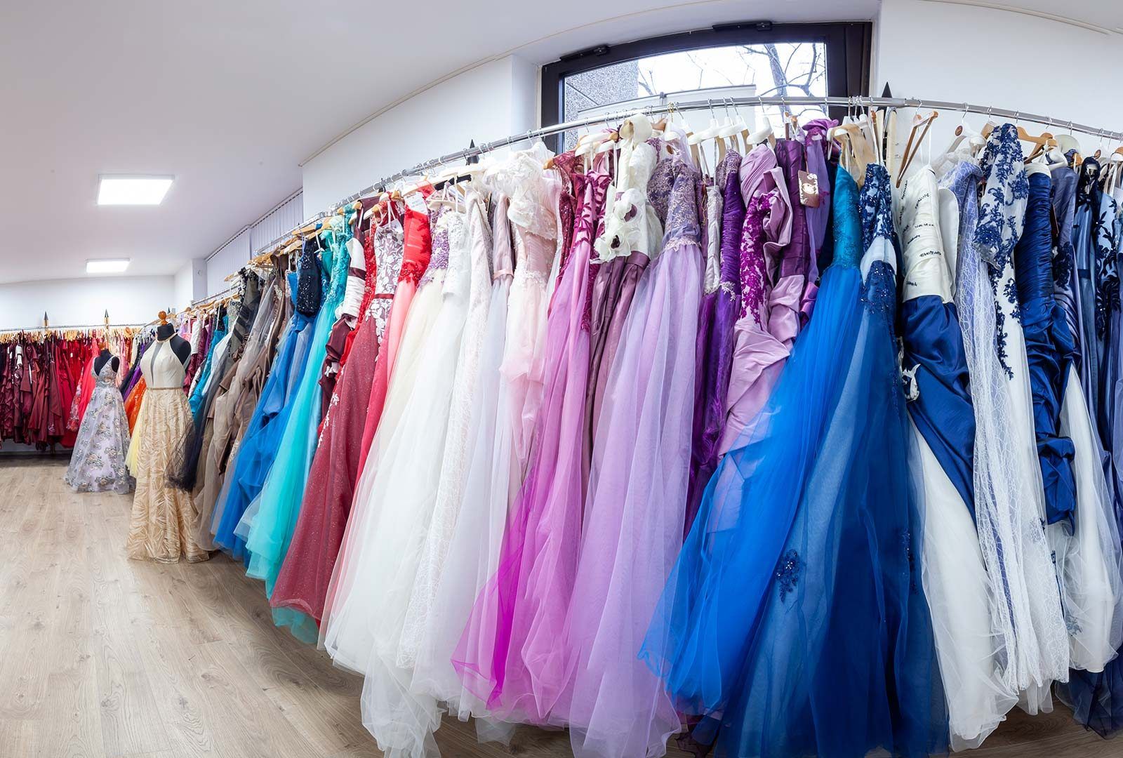 Blick in das Atelier Dahm Moden mit Braut- und Abendkleidern